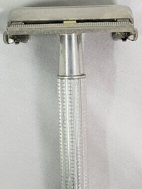 VINTAGE GILLETTE 1950'S C2 BLUE TIP SAFTEY RAZOR MADE IN THE USA